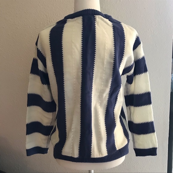 Soft Blue V-Neck Geometric Sweater - Picture 2 of 3